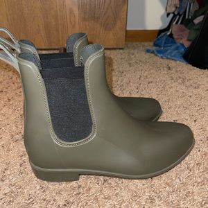 Short green rain boots